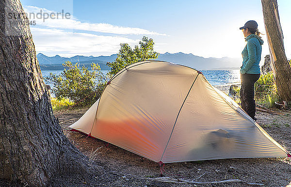 Frau entspannt sich im Camp am Nahuel Huapi See in Patagonien