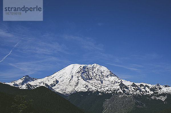 Mount Rainier mit blauem Himmel