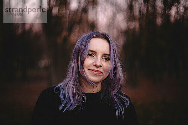 Porträt der niedlichen glücklichen Hipster junge Frau im Park im Herbst