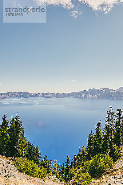 Landschaftsansichten des Crater Lake in Oregon während des Sommers.