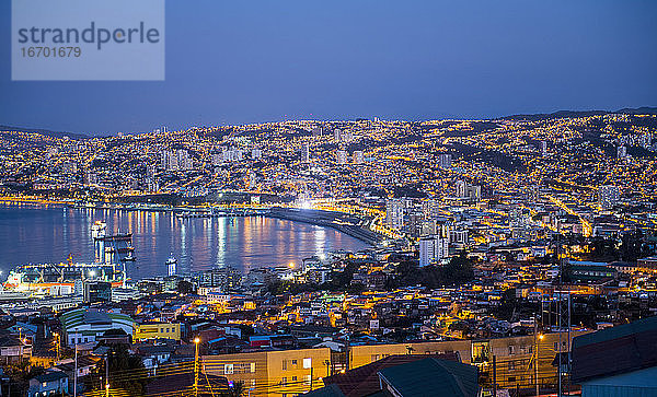 Hafen bei Sonnenuntergang  Valparaiso  Chile