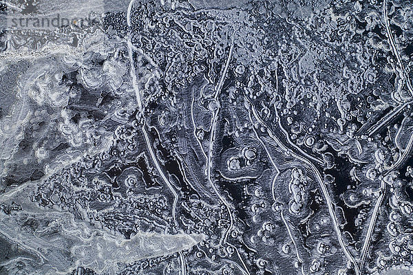 Muster in einem gefrorenen See  gesehen von einer Drohne