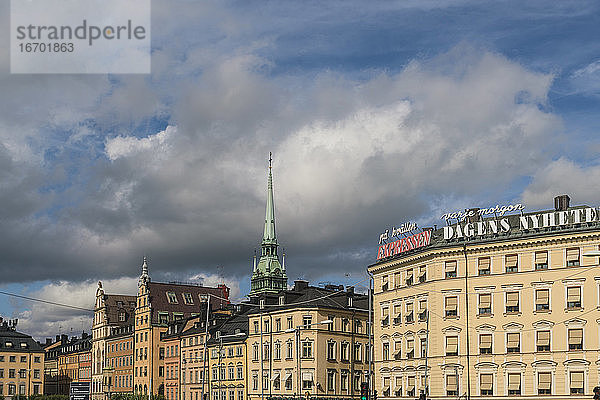 Blick auf historische Häuser in Gamla Stan im Sommer