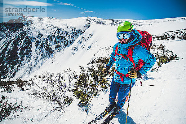 Ein Skifahrer steht auf dem Gipfel der Tuckerman Ravine in New Hampshire