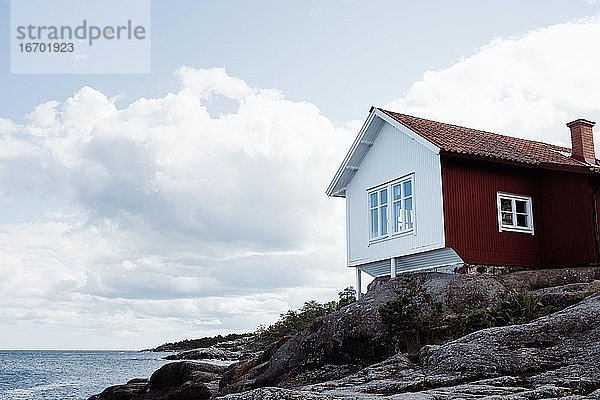traditionelles schwedisches Sommerhaus auf dem Mantel in Grisslehamn  Schweden