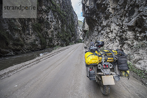 Touring-Motorrad auf einer unbefestigten Straße in Can del Pato  Casca  Ancash  Peru