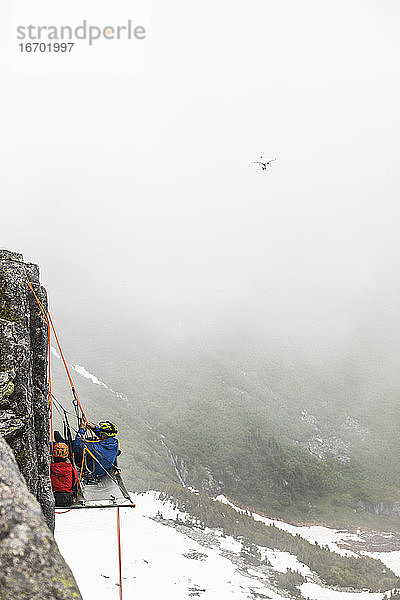 Drohne fängt Luftvideo von Kletterern am Portaledge ein  Klettern.