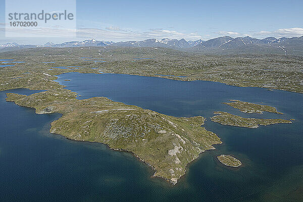 Luftaufnahme über Bergseen in der Landschaft des Padjelanta-Nationalparks  Lappland  Schweden