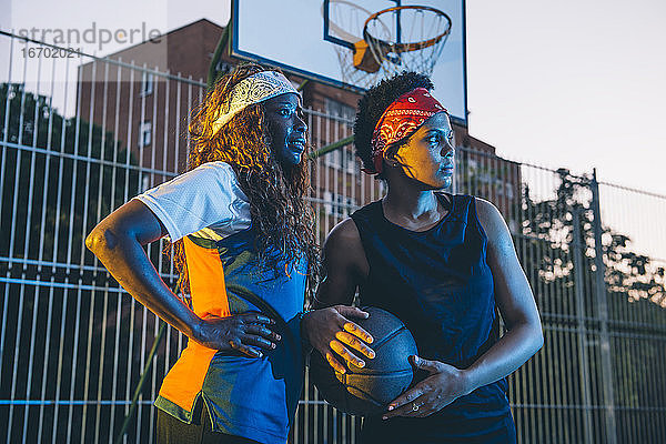 Lateinamerikanische und afrikanische Frauen spielen Basketball