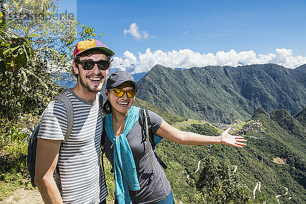 Pärchen posiert für die Kamera auf dem Inkapfad in der Nähe von Machu Picchu