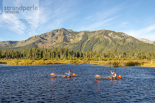 Ein Mann und eine Frau fahren Kajak auf dem Lake Tahoe  CA