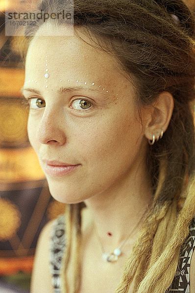 Frau auf dem ethnischen Hippie-Festival Fairy Tale. Kiew. Ukraine.