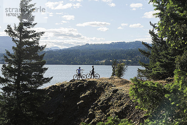 Ein junges Paar genießt den Blick auf den Columbia River beim Radfahren in OR.