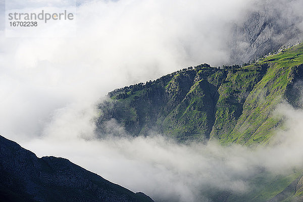 Landschaft im Ossau-Tal  Pyrenäen in Frankreich.