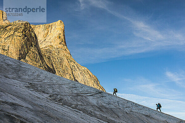 Bergsteiger wandern auf dem Gletscher zum Mount Asgard  Baffin Island.