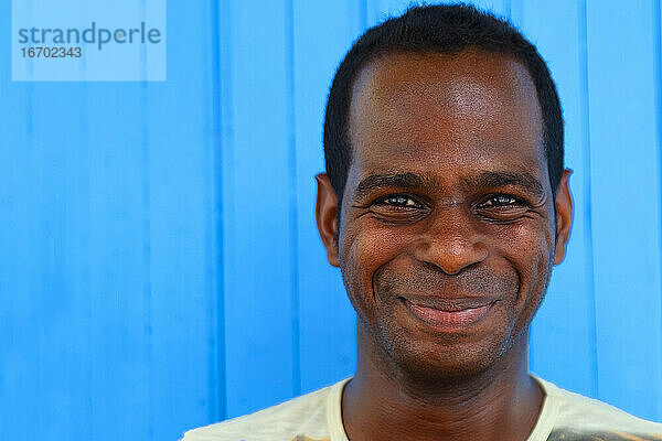 lächelnder mann durch die strassen von bayamo - kuba