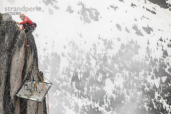 Ein Kletterer benutzt einen Prusik  um den Felsen oberhalb des Portaledges zu erklimmen.