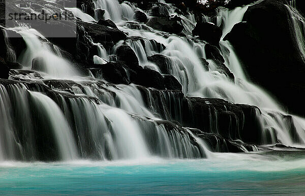 Detail des Wasserfalls Hraunfossar im Westen von Island