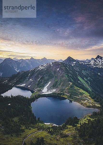 Wunderschöne Twin Lakes -Seen vom Gipfel des Winchester Mountain  USA