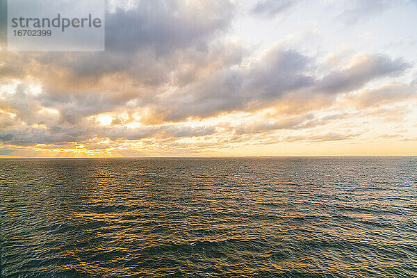 Ostsee an der Bucht von Finnland mit Sonnenuntergang am Horizont