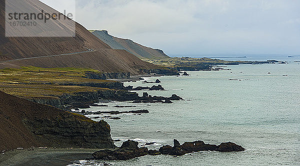 zerklüftete Küstenlinie im Osten von Island