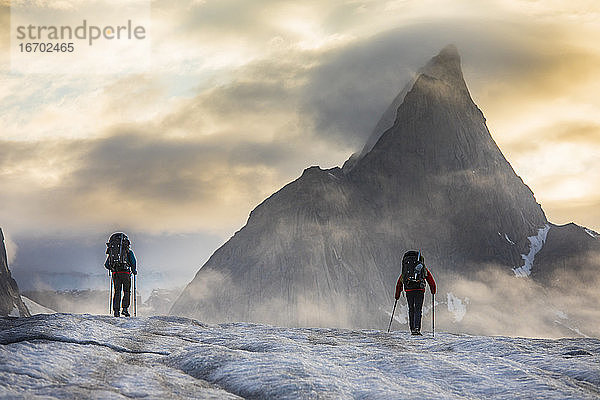 Zwei Rucksacktouristen wandern zum Mt. Loki  Baffin Island  Kanada.