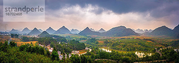 Die Doppelbrustberge der Wanfenglin Hill Peaks in Guizhou  China