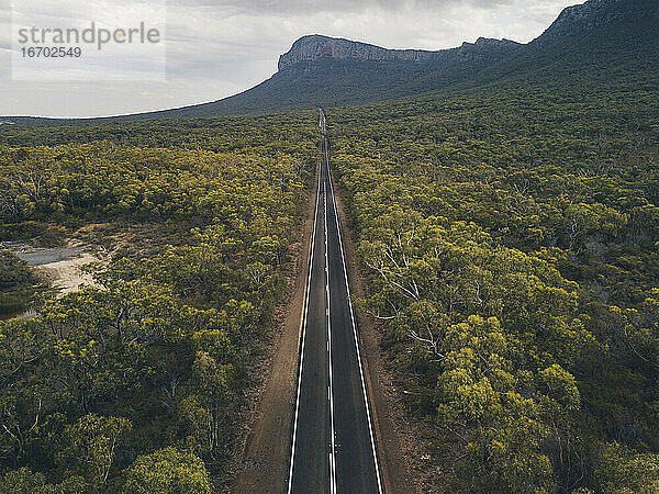 Endlose Straße aus der Luft in Richtung Berge im Grampian National Park  Victoria  Australien