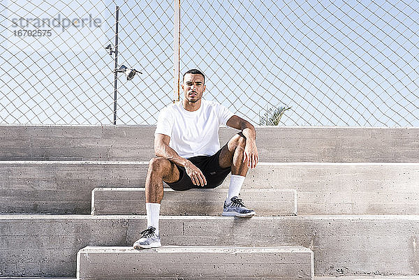 Porträt eines afroamerikanischen männlichen Sportlers in voller Länge im Freien