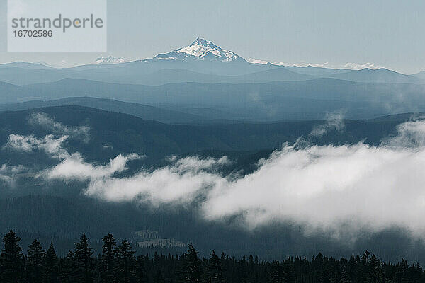 Ein Blick auf den Mt. Jefferson an einem klaren Tag von Mt. Hood  Oregon.