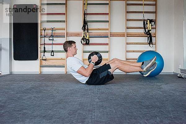 Mann trainiert seine Bauchmuskeln im Fitnessstudio