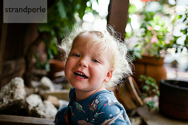 Close Up von zwei Jahre alt lächelnd für die Kamera in Yard