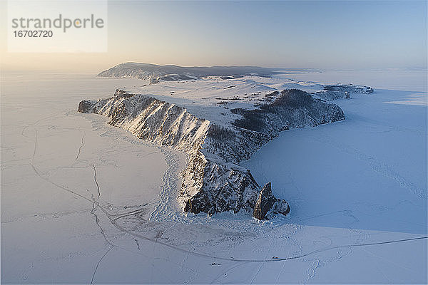 gefrorener Sonnenaufgang aus der Luft im Baikalsee
