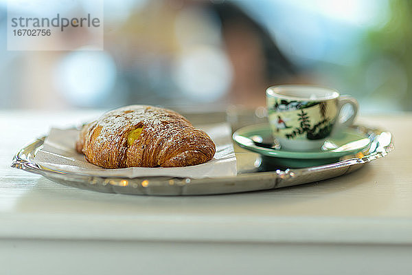 Espressokaffee  Orangensaft und Vanillepudding-Croissant