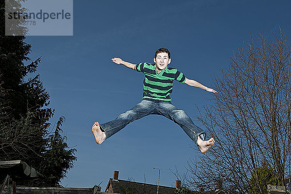 Junge springt auf Trampolin in Woking - England