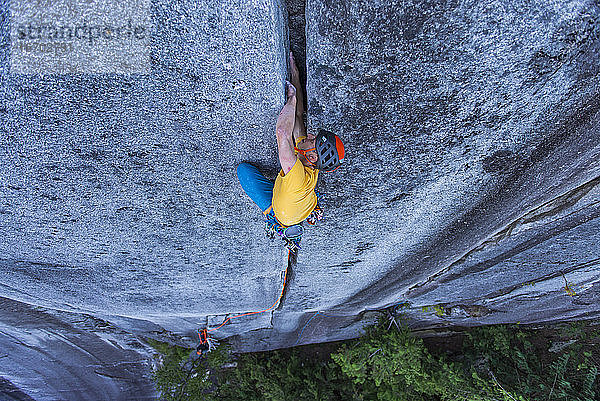 Mann klettert in Squamish  Kanada  BC  im Vorstieg an einem breiten Granitfelsen