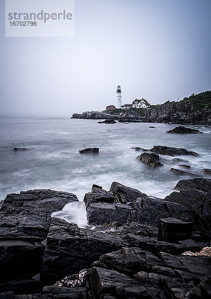 Nebliger Morgen vor der Küste von Maine mit dem Portland Head Light