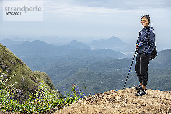 Frau auf dem Gipfel des Adam's Peak in der Nähe von Ella in Sri Lanka