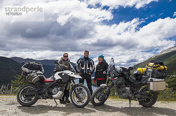Drei Biker posieren hinter ihren Motorrädern in Tierra del Fuego