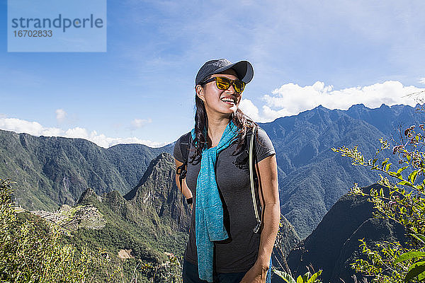 Frau auf dem Inkapfad in der Nähe von Machu Picchu