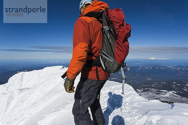 Ein Mann erklimmt den Gipfel des Mt. Hood in Oregon.