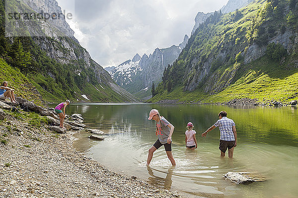 Menschen kühlen sich im Fählensee ab  Alpstein  Appenzell  Schweiz