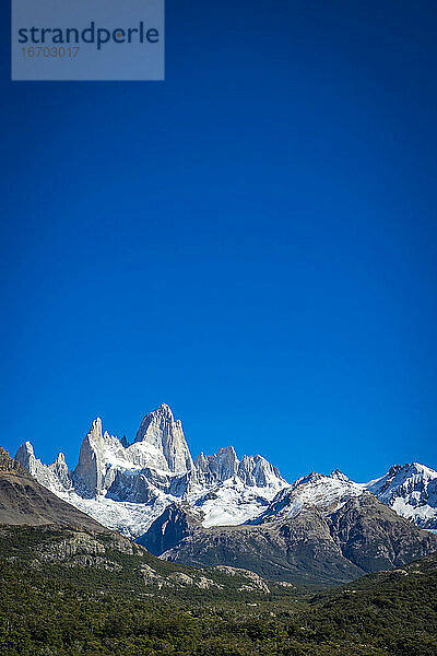 Idyllische Aufnahme des Berges Fitz Roy gegen einen klaren blauen Himmel an einem sonnigen Tag  El Chalten  Los Glaciares National Park  Patagonien  Argentinien