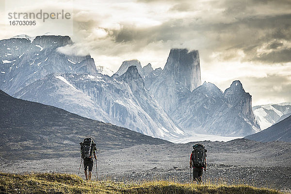 Zwei Rucksäcke wandern zum Mount Asgard am Akshayak-Pass  Baffin Island