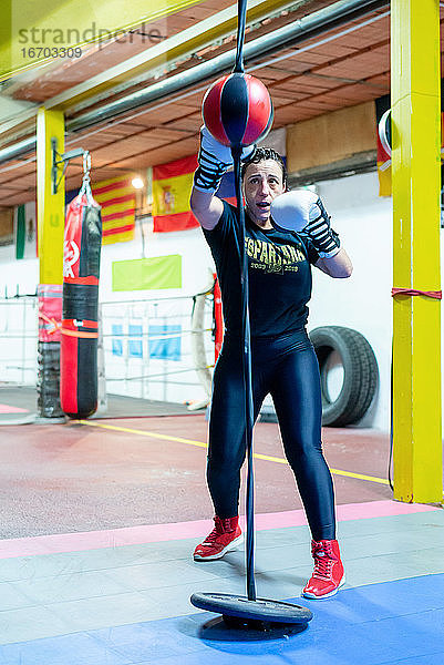 Boxerfrau beim Training am Punchingball