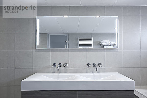 modernes Badezimmer in einem Luxushotel in den Niederlanden