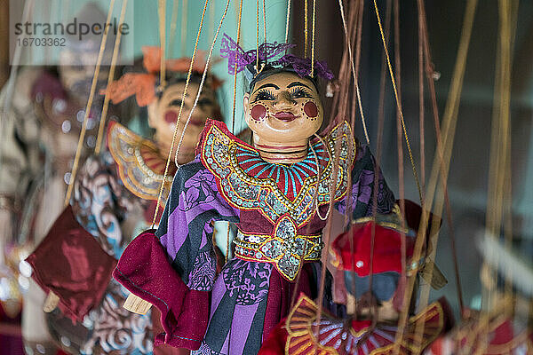 Detailaufnahme von burmesischen Puppen  die im Theater verwendet werden  Inle-See  Myanmar