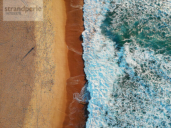Sandstrand Luftaufnahme  Draufsicht auf einen schönen Sandstrand Luftaufnahme