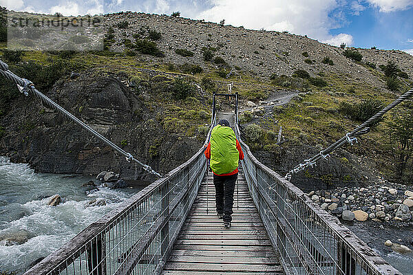 Wanderin auf dem Weg in den Torres del Paine National Park