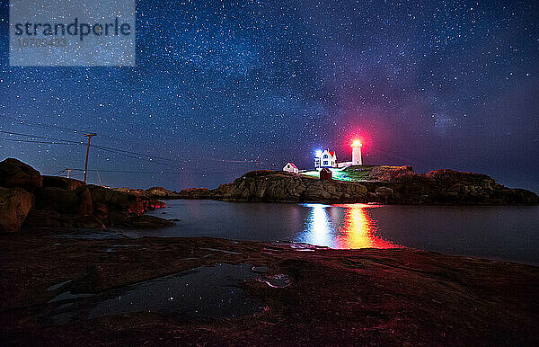 Der Nubble-Leuchtturm in York Maine im Licht der Milchstraße